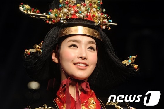 2012 미스코리아 진 김유미가 16일 오후 서울 용산구 한남동 그랜드 하얏트 호텔 그랜드볼룸에서 열린 '지구촌 문화열림 2013' 행사에서 전통궁중의상을 선보이고 있다. 2013.5.17 머니투데이/뉴스1 © News1   (서울=뉴스1)