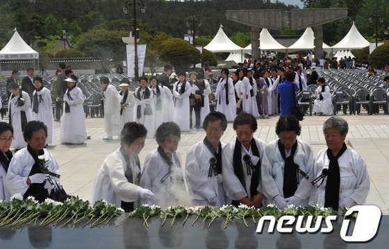 5·18민중항쟁 제33주년 추모제가 열린 17일 오전 광주 북구 운정동 국립 5·18민주묘지에서 유가족들이 5·18 민중항쟁 추모탑 앞에서 5월 영령들의 넋을 기리며 헌화·분향하고 있다. 2013.5.17/뉴스1 © News1 정회성