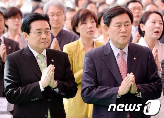 17일 서울 종로구 조계사에서 열린 불기 2557년 부처님오신날 법요식에서 최근 원내사령탑을 새로 맡은 최경환 새누리당 원내대표(오른쪽)와 전병헌 민주당 원내대표가 나란히 합장하고 있다.2013.5.17 /뉴스1 © News1 송원영 기자