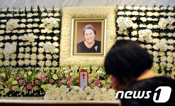 17일 서울 신촌 세브란스병원 장례식장에 고(故) 박영숙 전 안철수 재단 이사장의 빈소가 마련되어 있다. '여성운동의 대모'로 불렸던 박 전 이사장은 평양 출신으로 YWCA 연합회 총무와 한국여성단체협의회 사무처장, 한국여성단체연합 부회장을 역임했다. 2013.5.17/뉴스1 © News1 양동욱 기자