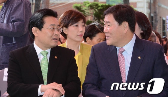 최경환 새누리당 원내대표와 전병헌 민주당 원내대표가 지난 17일 오전 서울 종로구 조계사에서 열린 봉축 법요식에서 얘기를 나누고 있다. 2013.5.17/뉴스1 © News1 (서울=뉴스1)양동욱 기자