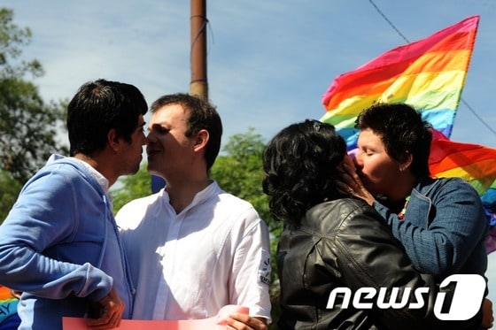 파라과이 아순시온의 아르마스 광장에서 17일(현지시간) '국제 성소수자 혐오 반대의 날'을 맞아 동성연애자들이 키스를 하는 퍼포먼스를 펼치고 있다. '국제 성소수자 혐오 반대의 날'은 지난 1990년 5월 17일 세계보건기구가 동성애를 정신질환 목록에서 삭제한 것을  기념하는 날이다. © AFP=News1  