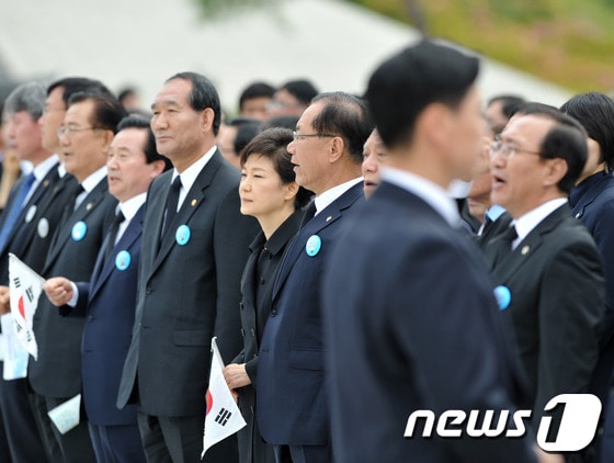 박근혜 대통령이 18일 오전 광주 북구 운정동 5·18국립묘지에서 열린 5·18 민주화운동 33주년 기념식에 참석, 일부 참석자들이 합창단의 공연에 맞춰 '임을 위한 행진곡'을 부르자 자리에서 일어서 있다. 이날 박근혜 대통령은 노래를 부르지 않았다. 2013.5.18/뉴스1 © News1 정회성