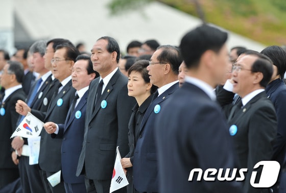 박근혜 대통령이 18일 오전 광주 북구 운정동 5·18국립묘지에서 열린 5·18 민주화운동 33주년 기념식에 참석, 일부 참석자들이 합창단의 공연에 맞춰 '임을 위한 행진곡'을 따라부르자 자리에서 일어서 있다. 박근혜 대통령은 이날 노래를 부르지 않았다. 2013.5.18/뉴스1 © News1 정회성 
