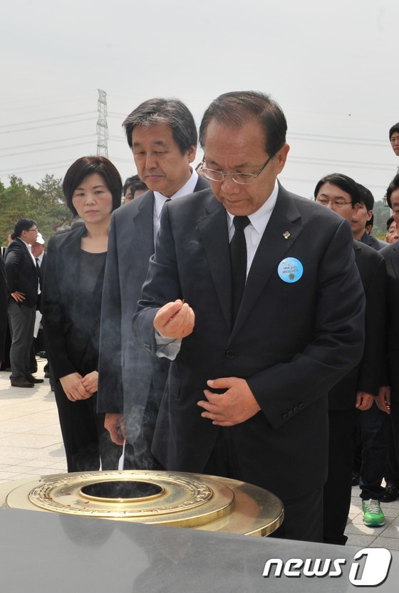 황우여 새누리당 대표가 18일 오전 광주 북구 운정동 국립 5·18민주묘지에서 열린 5·18 33주년 기념식 참석을 마치고 추모의 탑 앞에서 분향하고 있다. 2013.5.18/뉴스1 © News1 정회성 기자