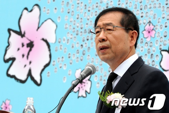 박원순 서울시장이 18일 오전 서울광장에서 열린 5·18민주화운동 제33주년 기념 행사에서 기념사를 하고 있다. 2013.5.18/뉴스1 © News1 안은나 기자