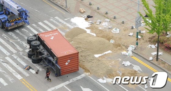 18일 경기도 시흥시 정왕동 무진아파트 앞 도로에서 화물차에 실려있던 컨테이너가 넘어지면서 불산 40여ℓ가 유출되는 사고가 발생했다. 유출된 불산은 55% 농도의 희석액으로 인명피해는 발생하지 않았으며 사고 컨테이너에는 200짜리 드럼통 80여개에 불산 18.8t이 들어있던 것으로 알려졌다. 2013.5.18/뉴스1 © News1 양동욱 기자