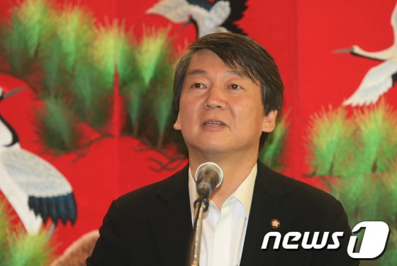 안철수 의원이 18일 광주5.18민주화운동 33주년기념식에 참석하고 한 호텔에서 기자회견을 하고 있다.2013.5.18/뉴스1 © News1 김태성 기자
