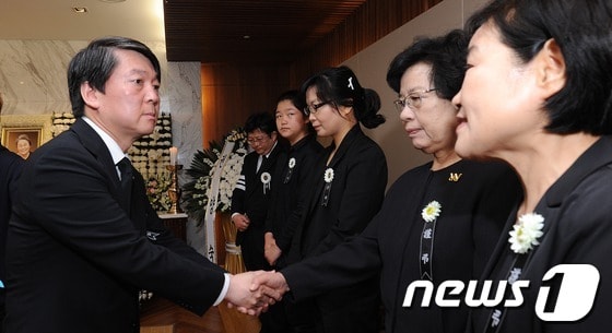 무소속 안철수 국회의원이 19일 오전 서울 서대문구 신촌세브란스병원에 마련된 故 박영숙 전 안철수재단 이사장 빈소 조문을 마친 뒤 유가족을 위로하고 있다. 고인은 평양 출신으로 한국여성단체협의회 사무처장과 여성재단 이사장을 지냈으며, 지난해 2월부터 안철수 재단인 '동그라미 재단' 이사장직을 맡아왔다. 발인은 오는 20일 오전 7시 30분. 2013.5.19/뉴스1 © News1   박지혜 기자