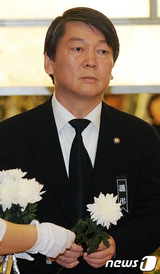 무소속 안철수 국회의원이 19일 오전 서울 서대문구 신촌세브란스병원에 마련된 故 박영숙 전 안철수재단 이사장 빈소를 찾아 조문하고 있다. 고인은 평양 출신으로 한국여성단체협의회 사무처장과 여성재단 이사장을 지냈으며, 지난해 2월부터 안철수 재단인 '동그라미 재단' 이사장직을 맡아왔다. 발인은 오는 20일 오전 7시 30분. 2013.5.19/뉴스1 © News1 박지혜 기자