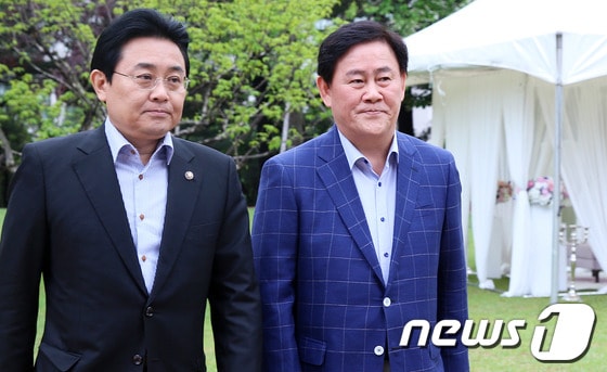 새누리당 최경환 원내대표와 민주당 전병헌 원내대표가 지난 19일 서울 여의도 국회 사랑재에서 열린 원내대표 취임 후 첫 공식회동에 앞서 의원동산을 산책하고 있다. 2013.5.19/뉴스1 © News1 오대일 기자