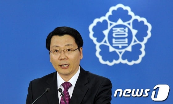 김형석 통일부 대변인이 19일 오후 서울 세종로 정부중앙청사 합동브리핑실에서 개성공단 상황 및 최근 한반도 정세와 관련해 공식 입장을 발표하고 있다. 이날 김 대변인은 성명서를 통해