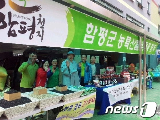 전남 함평군이 지난 15~17일 서울 조계사에서 개최한 '농특산물 직거래장터'가 조계사 주지 도문스님 방문 홍보와 신도들의 참여 등으로 '대박'을 터뜨렸다/사진제공=함평군© News1
