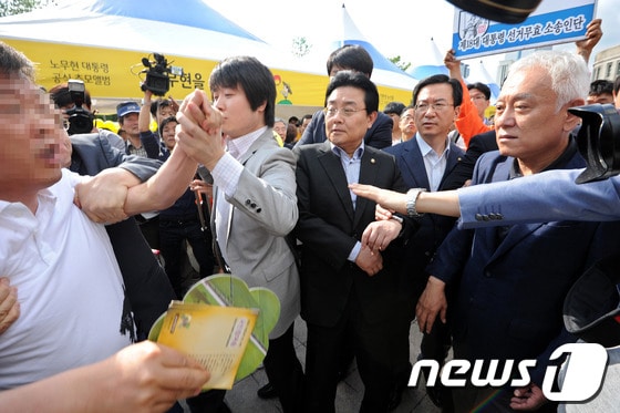 19일 오후 노무현재단 주최로 서울광장에서 열린 '노무현 대통령 서거 4주기 서울광장 추모문화제'에서 한 참가자가 문화제 현장을 방문한 김한길 민주당 대표에게 항의하고 있다. 2013.5.19/뉴스1 © News1 박세연 기자