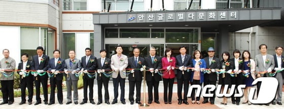 조윤선 여성가족부 장관과 김철민 안산시장 등이 19일 안산시 단원구 초지동 글로벌다문화센터 개관식에서 테이프를 자르고 있다./사진제공=안산시© News1