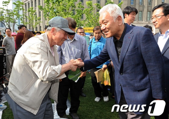 김한길 민주당 대표가 19일 오후 서울광장에서 열린 노무현 대통령 서거 4주기 추모행사에 참석해 시민들과 인사를 나누고 있다. 2013.5.19/뉴스1 © News1 박세연 기자