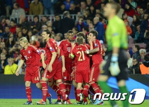 바이에르 뮌헨 선수들이 유럽챔피언스리그 4강 2차전 바르셀로나와 경기 종료 후 팀의 승리를 환호하고 있다 © AFP=News1  