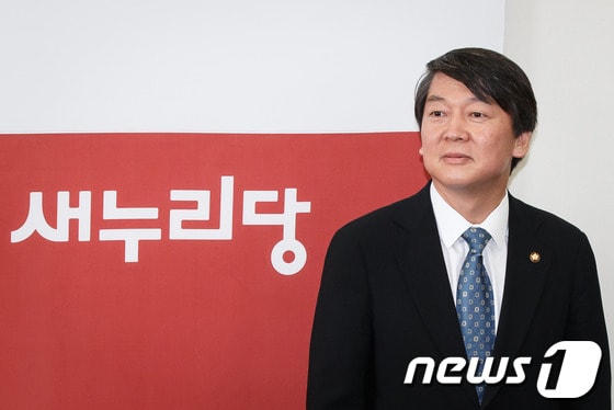 안철수 무소속 의원이 2일 오전 이한구 새누리당 원내대표를 만나기 위해 서울 여의도 국회 새누리당 원내대표실에 들어서고 있다. 2013.5.2/뉴스1 © News1 유승관 기자