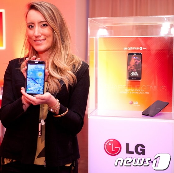 LG전자가 1일(현지시간) 미국 뉴욕에 위치한  ‘메트로폴리탄 파빌리온'(The Suite at The Metropolitan Pavilion)’에서 ‘옵티머스G 프로(Pro)' 론칭 이벤트를 개최했다. 이벤트 현장에서 모델이 제품을 들고 포즈를 취하고 있다.(LG전자 제공)© News1  