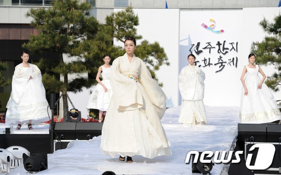2일 전주한지문화축제를 맞아 전주 경원동 한국전통문화전당 특설 무대에서 모델들이 한지옷을 입고 패션쇼 리허설을 하고 있다. 전주한지문화축제는 '전주한지 물결, 한류와 함께Ⅱ'라는 주제로 한국전통문화전당과 한지산업지원센터, 완주군 대승한지마을 일대에서 5일까지 개최된다.2013.5.2/뉴스1 © News1   김대웅 기자