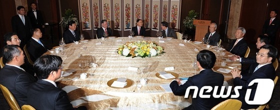 정홍원 국무총리가 2일 오후 서울 소공동 롯데호텔에서 열린 전경련 초청 만찬회에 참석해 허창수 전경련 회장과 환담을 나누고 있다. 2013.5.2/뉴스1 © News1   박철중 기자