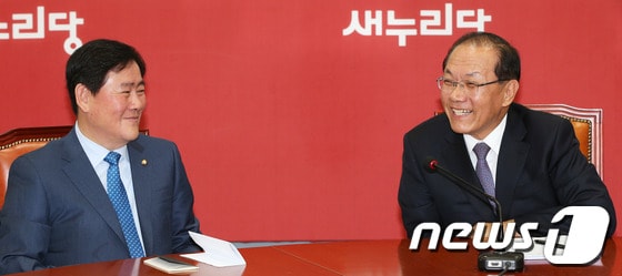 새누리당 황우여 대표와 최경환 원내대표가 20일 오전 서울 여의도 국회에서 열린 최고위원회의에서 대화를 나누며 웃고 있다. 2013.5.20/뉴스1 © News1 오대일 기자