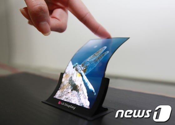 LG디스플레이의 5인치 플라스틱 OLED.(LG디스플레이 제공)© News1