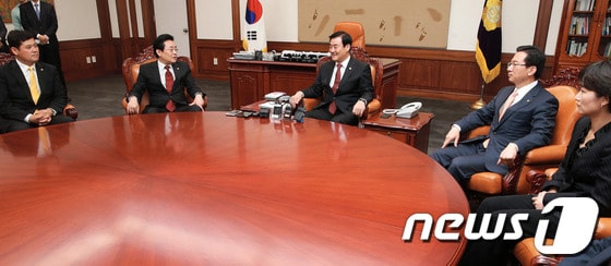 강창희 국회의장이 20일 오전 서울 여의도 국회의장실을 예방한 민주당 전병헌 원내대표와 정성호 원내수석부대표 등 원내대표단과 환담을 나누고 있다. 2013.5.20/뉴스1 © News1 오대일 기자