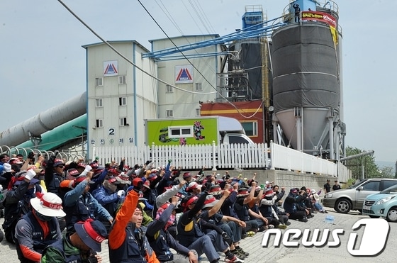 20일 전국건설노조 울산건설기계지부 노조간부 4명이 지역 레미콘 공장 2곳에서 고공농성에 들어간 가운데 이날 오전 고공농성 중인 한라엔컴 울산공장 앞에서 조합원들이 '장시간 노동 철폐'등을 촉구하며 시위를 벌이고 있다. 2013.5.20/뉴스1 © News1 노화정 기자