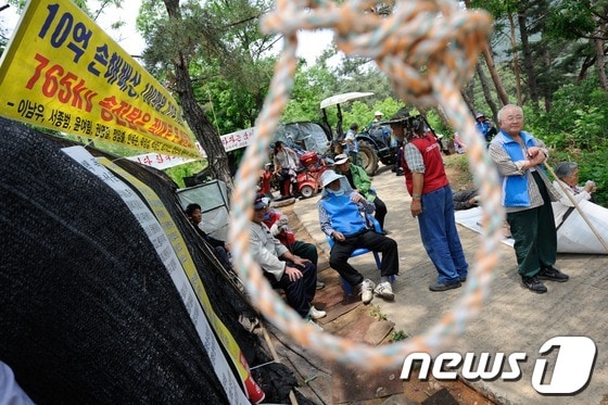 한전이 경남 밀양지역 765㎸ 송전탑 공사를 재개한 밀양 부북면 위양리 평밭마을 입구에서 공사에 반대하는 마을 주민들이 목줄을 설치해 농성을 벌이고 있다. © News1 전혜원 기자