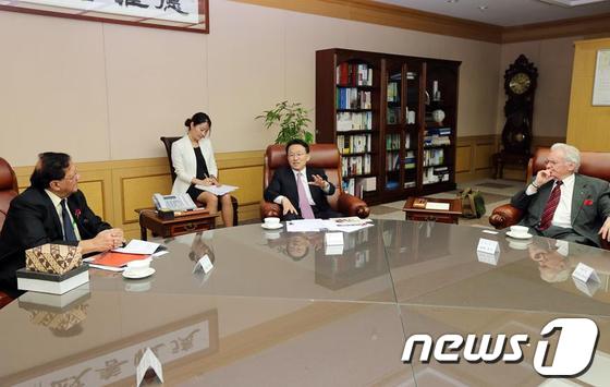 김완주 전북도지사는 20일 오후 2시 도청 의전실에서 전북을 방문한 세계지방정부연합 아·태지부 회장단들을 만나 2016년 새만금 총회 유치 계획을 밝히고 협조를 구했다.(전북도 제공) © News1 김춘상 기자