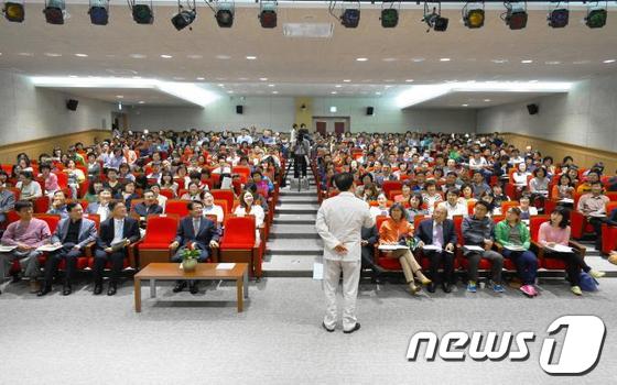 전남도립도서관이 인문학 소양을 높이기 위해 개설한 '목요 인문사회강좌'에 350여 명이 참여하는 등 성황을 이뤘다/사진제공=전남도립도서관© News1