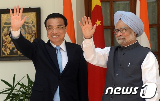 리커창(李克强) 중국 총리(좌)와 만모한 싱 인도 총리. © AFP=News1