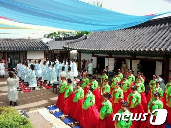 20일 인천향교에서 `제2회 남구 전통 성년례`가 열리고 있다.© News1