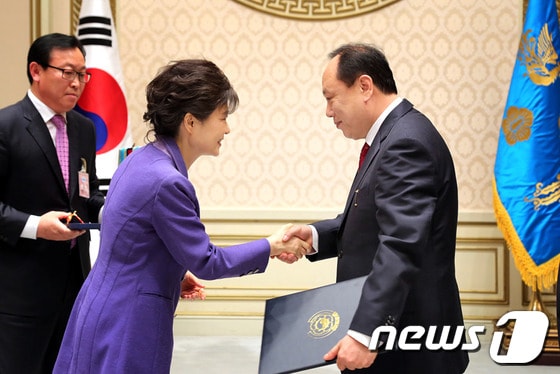 청와대에서 열린 2013 중소기업 유공자 포상에서 박근혜 대통령(왼쪽)이 토니모리 배해동 회장(오른쪽)에게 시상하고 있다. © News1