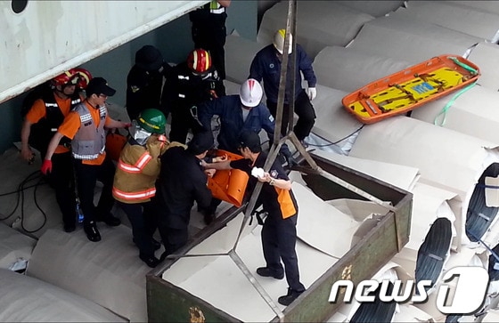 119구조대원들이 화물칸에 추락한 근로자를 이송하고 있다./사진제공=포항북부소방서© News1