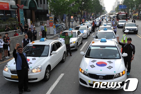전국민주택시노동조합연맹 광주지역본부 소속 택시 100여대가 20일 민주기사의 날을 맞아 광주 동구 금남로에서 80년 5·18 당시 차량행렬 시위를 재현하고 있다. 2013.5.20/뉴스1 © News1 정회성 