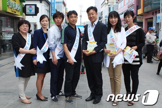 원주경찰서 안전추진회 직원들이 가정폭력을 묵인하지 말고 신고하자는 홍보활동을 펼치고 있다. 2013. 5. 20 © News1 윤창완 기자