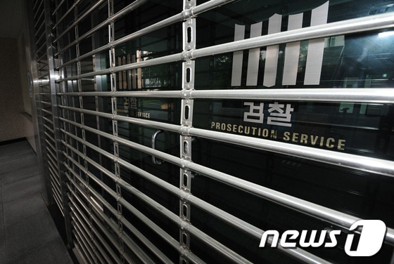 20일 전북 남원시 전주지방검찰청남원지청에서 절도범이 감시가 소홀한 틈을타 도주한 사건이 발생한 가운데 남원지청 문이 굳게 닫혀 있다.2013.05.20/뉴스1 © News1 김대웅 기자