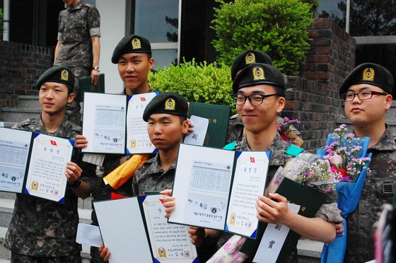 20일 육군 제32보병사단에서 고교 검정고시를 합격한 부대원을 대상으로 제2회 백룡고 졸업식이 열렸다. 졸업생들이 졸업장을 펼쳐보이며 환하게 웃고 있다. © News1