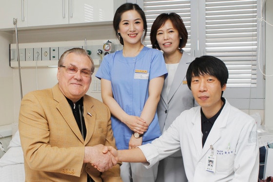 병원 선택에 신중을 기한 끝에 수천㎞ 날아와 대전 선병원에서 신장암 수술을 받은 러시아 오렌부르크주 미쉐라코브 유리 니콜라예비치 시장&#40;왼쪽&#41;이 집도의인 황유진 선병원 비뇨기과 과장&#40;오른쪽&#41;의 손을 잡고 감사의 마음을 전하고 있다. © News1  