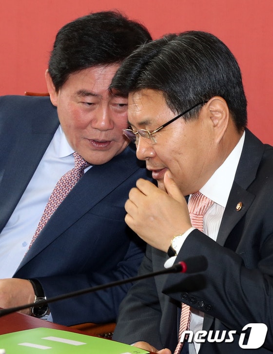 최경환 새누리당 원내대표와 홍문종 사무총장이 지난 21일 오전 서울 여의도 국회 원내대표실에서 열린 원내대책회의에서 대화를 하고 있다. 2013.5.21/뉴스1 © News1 송원영 기자