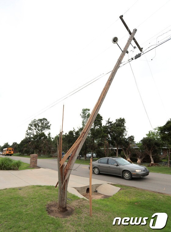 토네이도가 휩쓸고 간 미국 오클라호마주 쇼니에서 20일(현지시간) 전봇대가 꺾여있다. 19일 발생한 토네이도로 현재 10명 이상이 숨지고 수십명이 부상당했다. © AFP=News1  