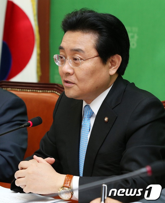 민주당 전병헌 원내대표가 21일 오전 서울 여의도 국회에서 열린 취임 후 첫 원내대책회의에서 모두발언을 하고 있다. 2013.5.21/뉴스1 © News1 오대일 기자