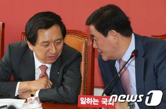최경환 새누리당 원내대표와 김기현 정책위의장이 21일 오전 서울 여의도 국회 원내대표실에서 열린 원내대책회의에서 대화를 하고 있다. 2013.5.21/뉴스1 © News1 송원영 기자