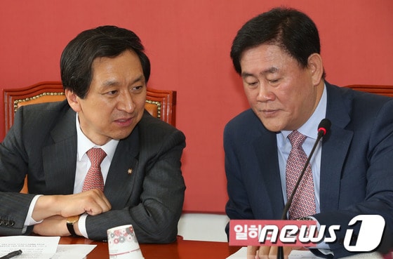 최경환 새누리당 원내대표와 김기현 정책위의장이 21일 오전 서울 여의도 국회 원내대표실에서 열린 원내대책회의에서 대화를 하고 있다. 2013.5.21/뉴스1 © News1 송원영 기자