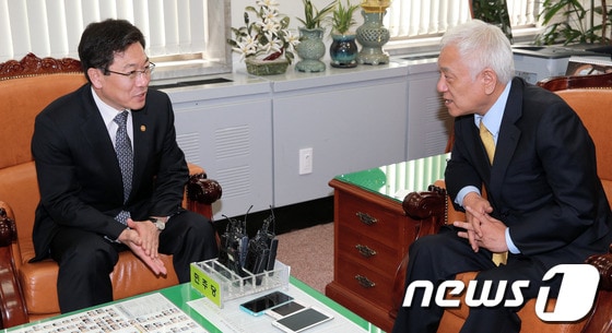 민주당 김한길 대표가 21일 오전 서울 여의도 국회 당 대표실을 예방한 윤상직 산업통상자원부 장관과 대화를 나누고 있다. 두 사람은 최근 불거진 '갑을 관계' 논란과 경남 밀양지역 송전탑 공사 등의 현안을 논의했다. 2013.5.21/뉴스1 © News1 오대일 기자
