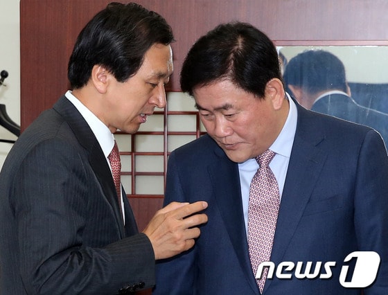 최경환 새누리당 원내대표와 김기현 정책위의장이 지난 21일 오전 서울 여의도 국회 새누리당 원내대표실에서 대화를 하고 있다. 2013.5.21/뉴스1 © News1 송원영 기자