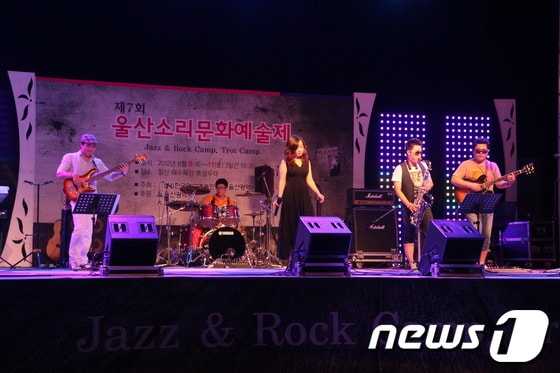 울산연예예술인협회는 24일부터 26일까지 매일 오후 7시 30분 태화강 대공원 특설무대에서 ‘제8회 소리문화예술제’를 개최한다. 사진은 지난해 열린 예술제 모습. © News1