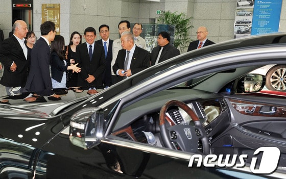 빅토르 이슬라 페루 국회의장 일행이 21일 현대차 울산공장을 방문, 홍보관 1층에 전시된 에쿠스를 살펴보고 있다./사진제공=현대자동차 © News1